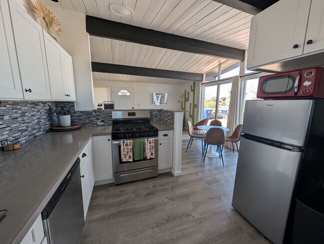 Building Photo - Adorable 2 bedroom 1 bathroom home *** FIRST MONTH DISCOUNTED RENT**