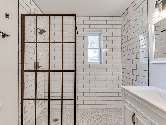 Building Photo - $300 0ff your move in for October 1st! All...