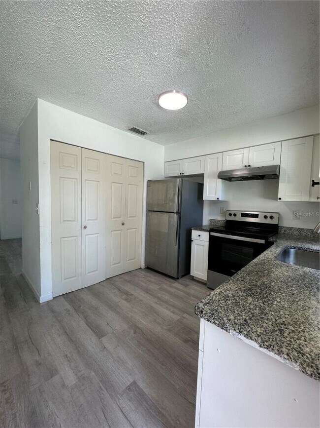 Building Photo - 704 Sunset Ave