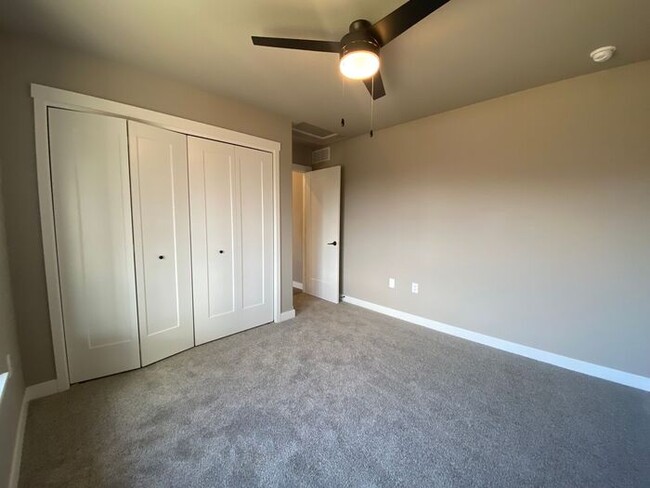 Building Photo - $2,000 | 3 Bedroom, 3 Bathroom Townhouse |...