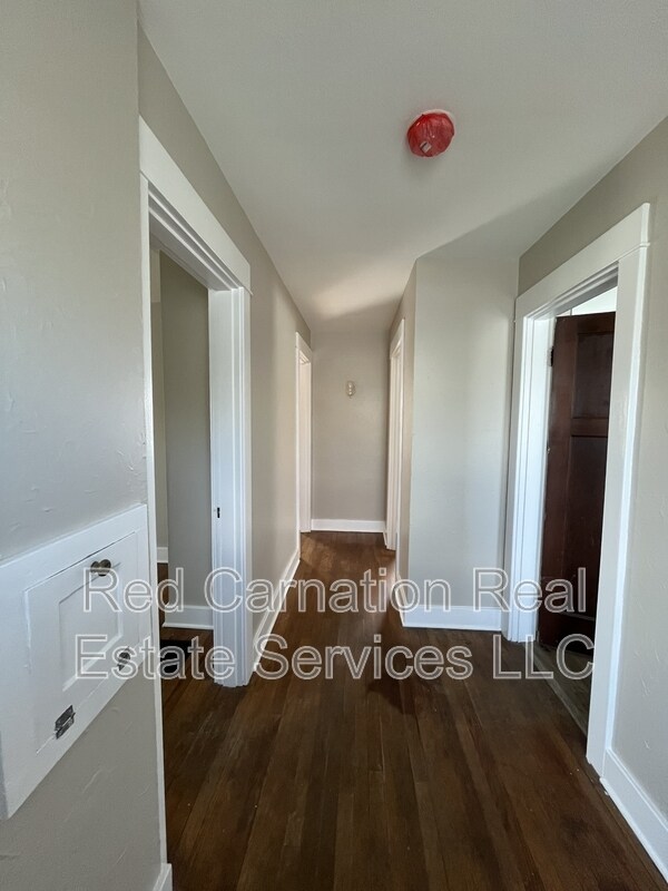 Building Photo - 1009 W Hillcrest Ave