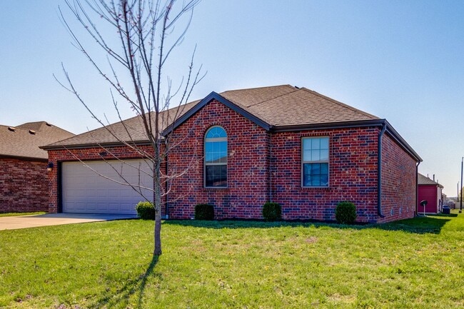 Building Photo - Beautiful all brick 3 bed 2 bath house in ...