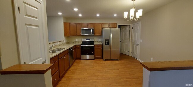 Building Photo - 13575 Crescent Ridge Dr