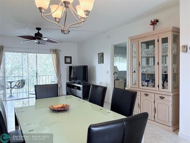Building Photo - 1055 Country Club Dr