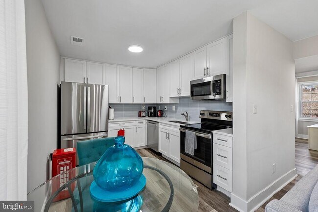 Building Photo - 2107 Fort Davis St SE