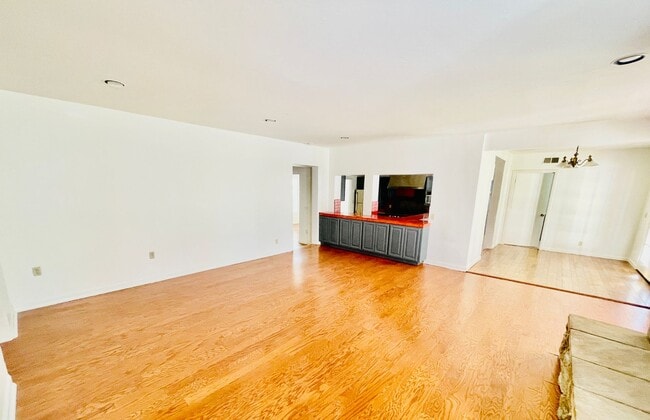 Building Photo - 24 Coronado Ave