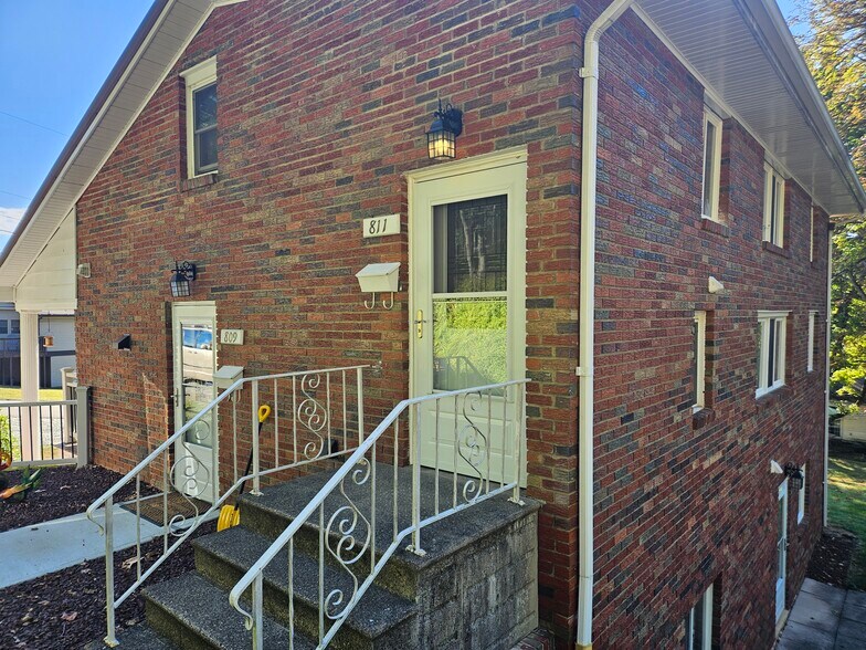 811 Private Entrance - 811 Painter St