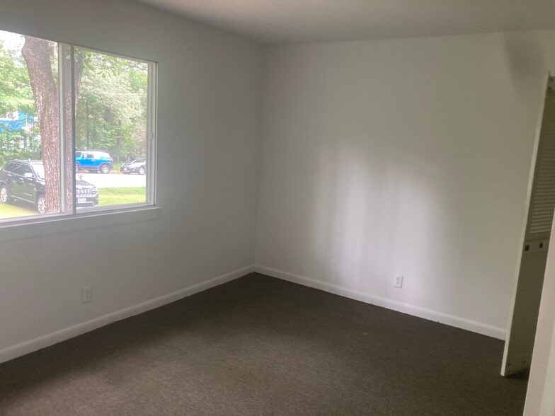 Upper bedroom - 419 Woodhaven Ct