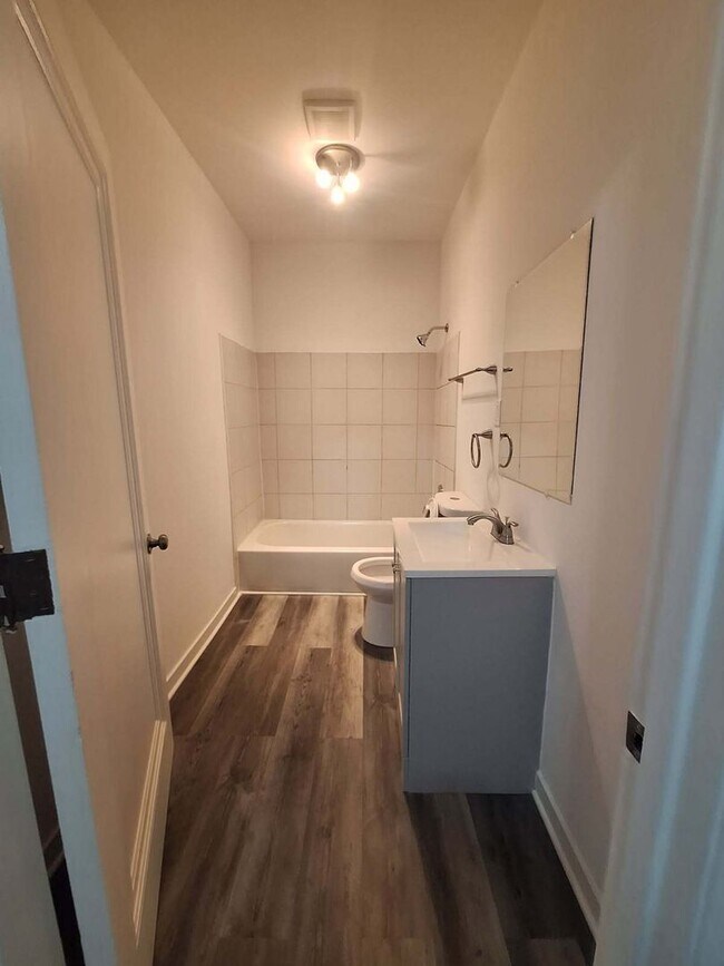 Building Photo - 320 W 16th St