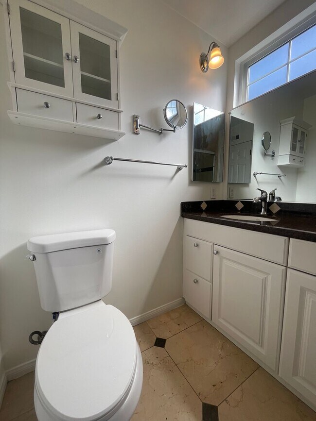 Building Photo - Beautiful 3 Bedroom, 2 Bathroom House w/ a Pool For Rent in Mission Viejo!