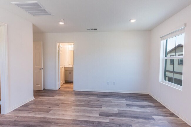 Building Photo - 27638 Sawtooth Ln