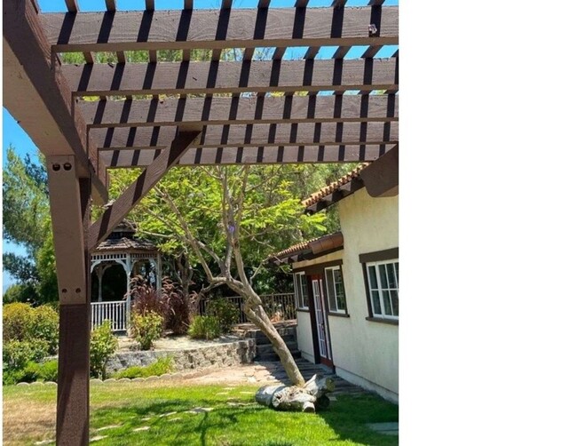 Building Photo - Move-in Special!! Single level view home i...