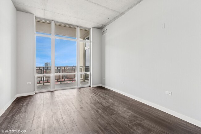 Building Photo - 720 N Larrabee St