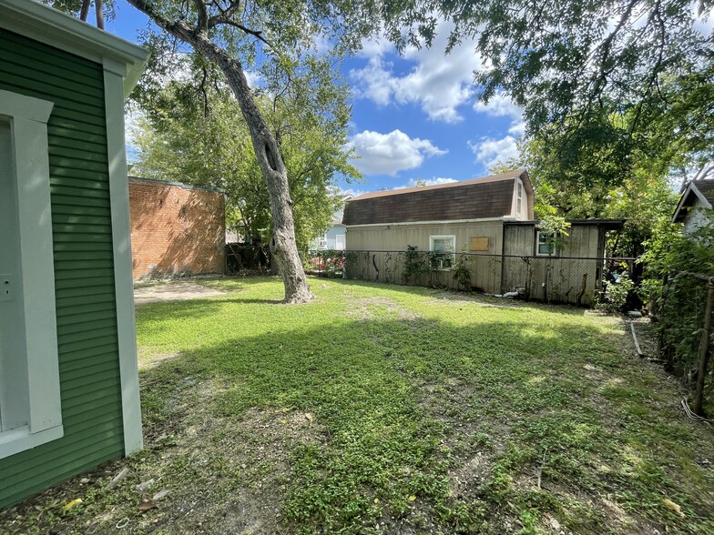 Building Photo - 5332 Lindsley Ave