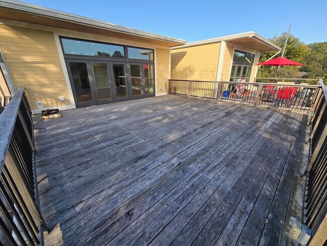 Building Photo - 111 W Main St