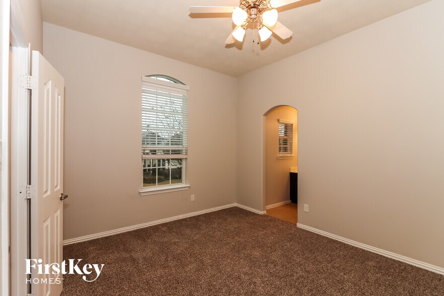 Building Photo - 2807 Angela Way Dr