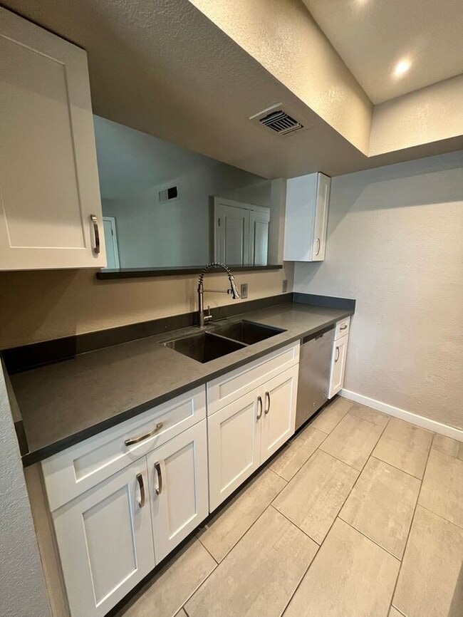 Building Photo - 616 S Hardy Dr
