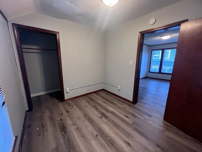 Building Photo - Three Bedroom on the NE Side of GR!