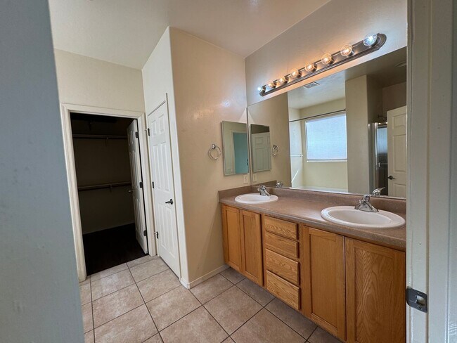 Building Photo - 3BR/2.5BA/2CG, 2072 sq.ft. rental in Sierr...