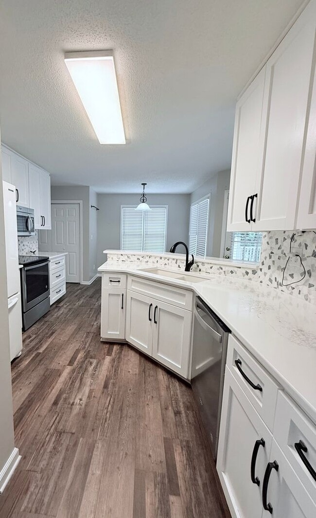 Building Photo - 31 White Oak Dr SE