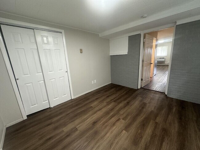 Building Photo - 2 bed 1 bath fully renovated