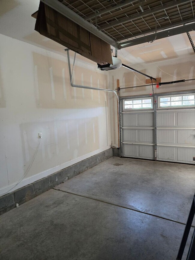 Building Photo - Lovely 3 Bedroom house near Town Center