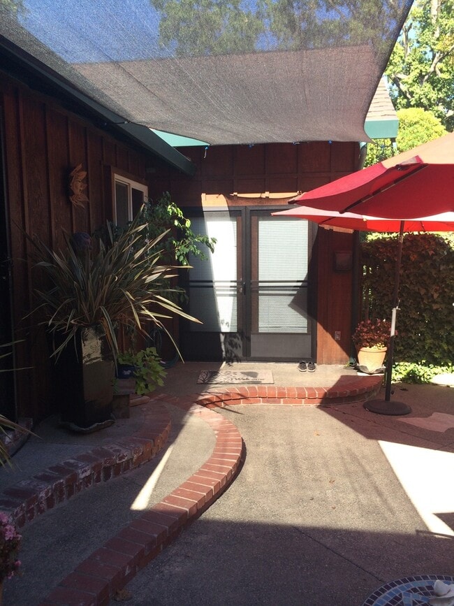 Building Photo - Adorable Studio Apartment with a Loft-$300...