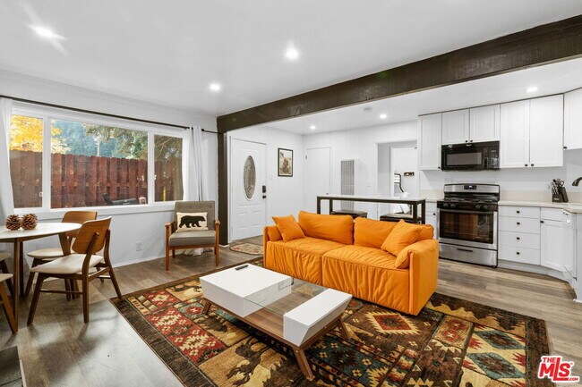 Building Photo - 993 Cameron Dr