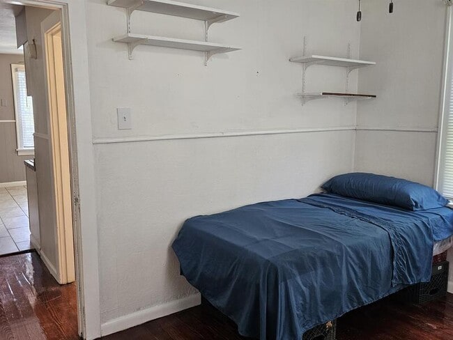 Building Photo - 25 N Marguerite Ave