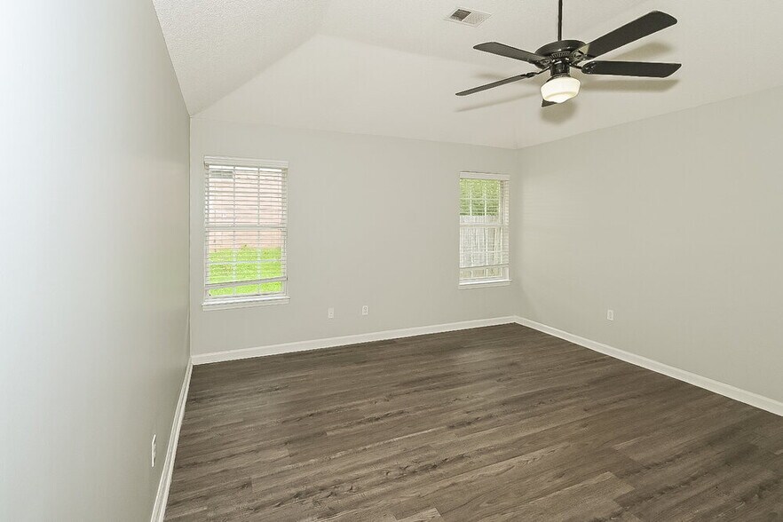 Building Photo - 1203 Thames Dr