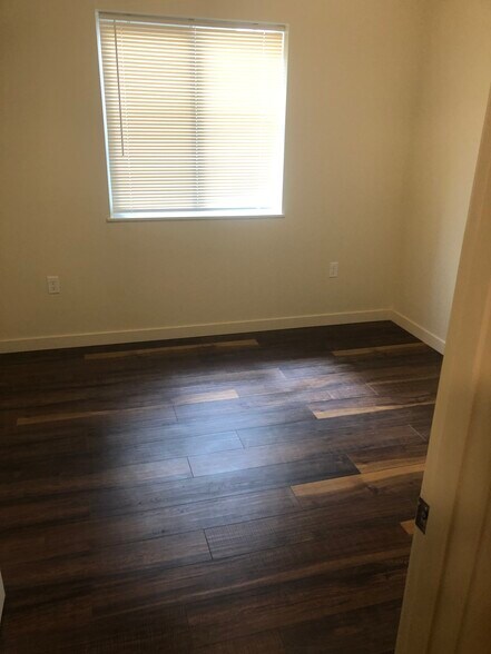 Building Photo - 909 W 4th Ave