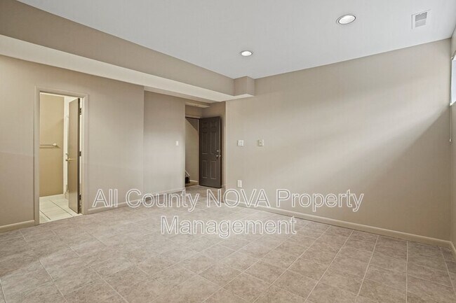 Building Photo - 6428 Earlham Dr