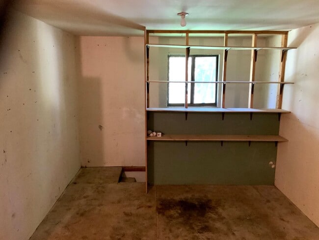 Building Photo - Two Bedroom Duplex in South Hills Area