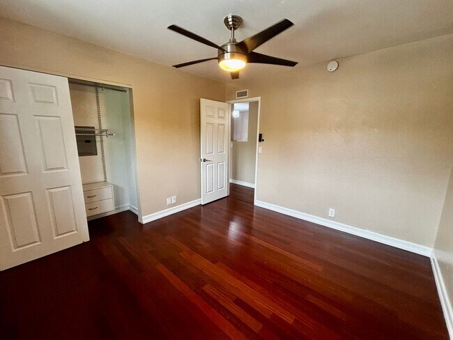 Building Photo - Updated and Spacious 2 bed 1.5 bath