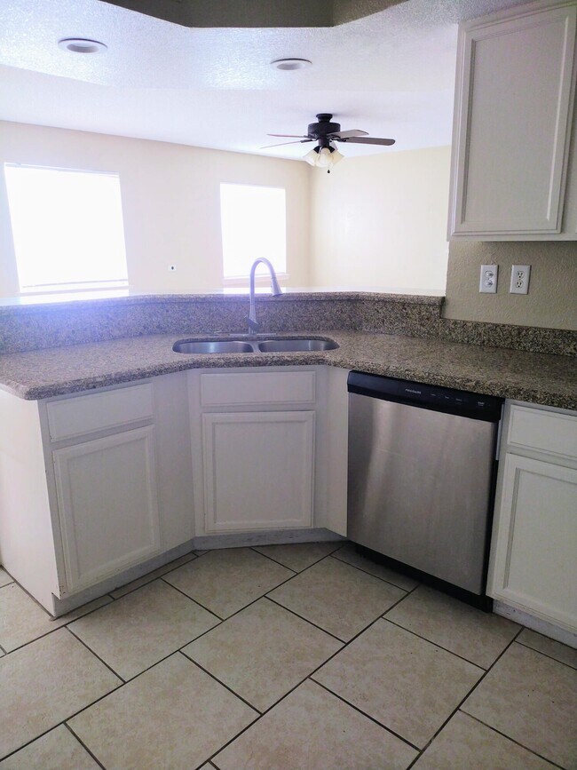 Building Photo - 4480 Loma Diamante Dr