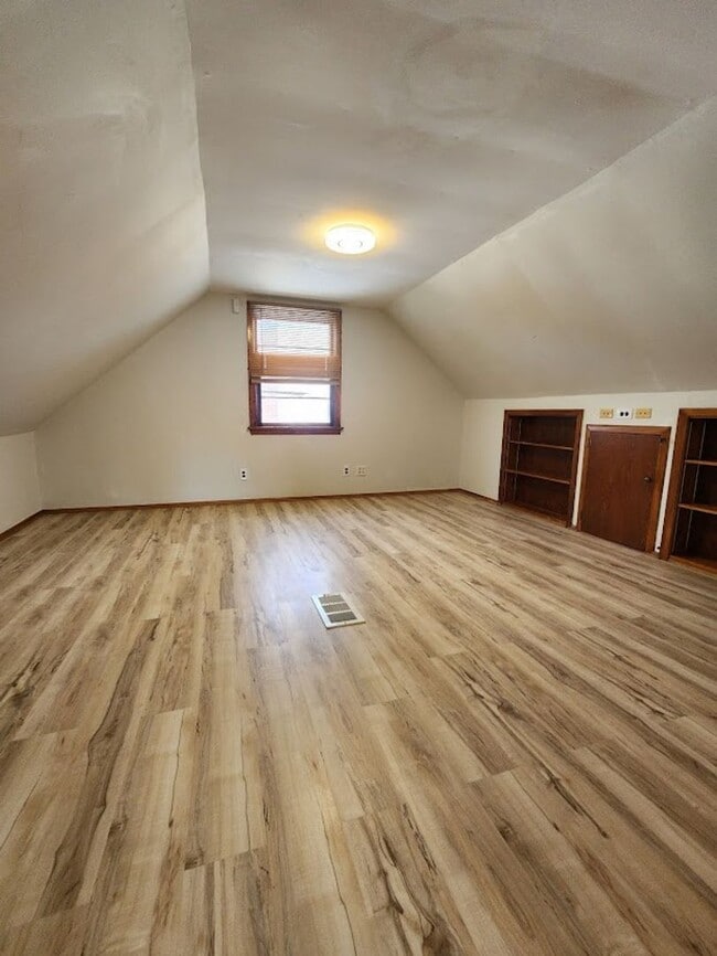 Building Photo - Don't miss the opportunity to rent this be...