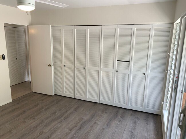Building Photo - Upgraded 3 bedroom/2 bath townhome at Yach...