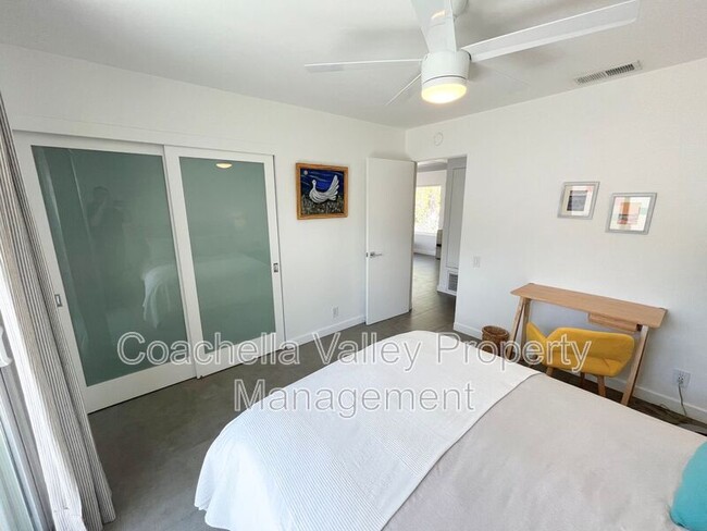 Building Photo - 2885 E Venetia Rd