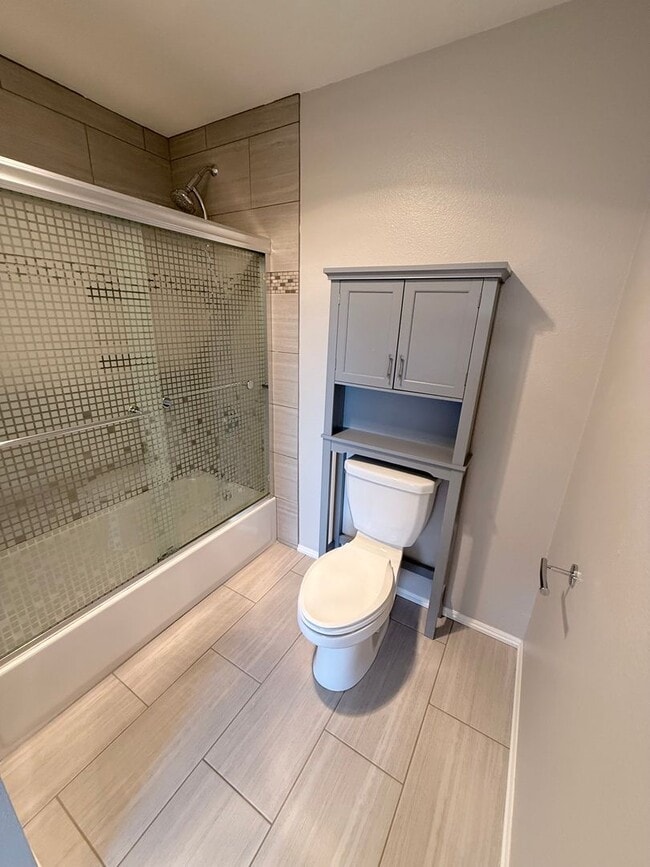 Building Photo - Top-Floor 3 Bed 2 Bath Condo in Fremont