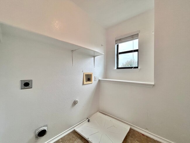 Building Photo - 2417 McCook Dr