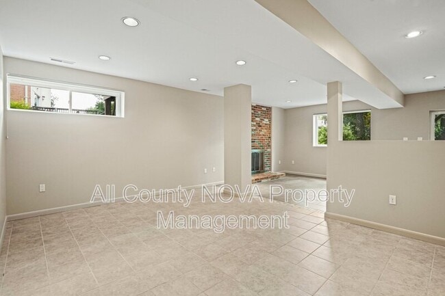 Building Photo - 6428 Earlham Dr