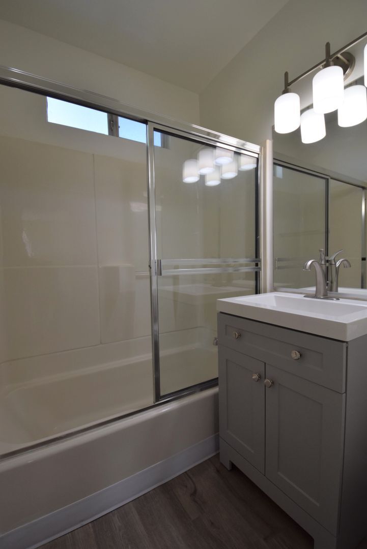 Building Photo - 4565 Hazeltine Ave