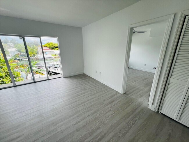 Building Photo - 2033 Calais Dr