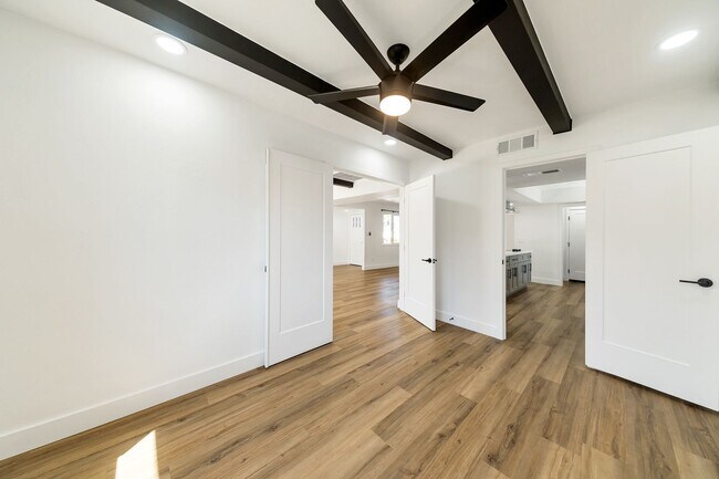 Building Photo - Remodeled 3 Bed 2 Bath 2 Car Garage Unfurnished 12 month lease with bonus room and AC in 2 car ga...