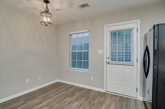 Building Photo - 684 Brook Trail