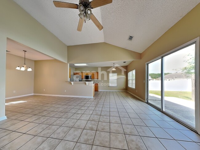 Building Photo - 521 Amsonia Cir