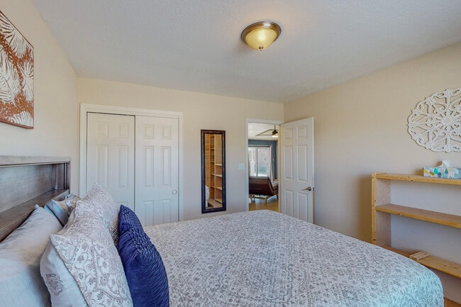 Building Photo - 3010 May Cir SE