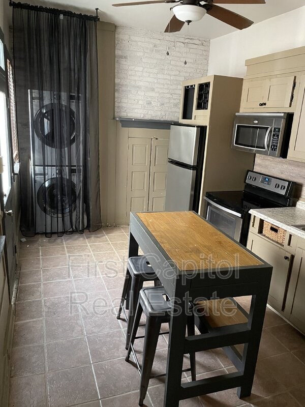 Building Photo - 145 S Beaver St