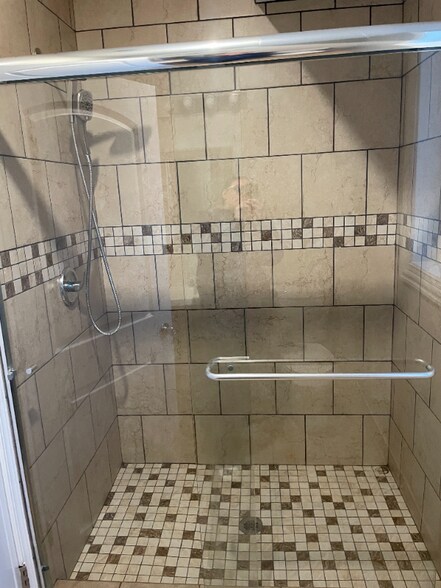 Building Photo - 6027 W Giddings St