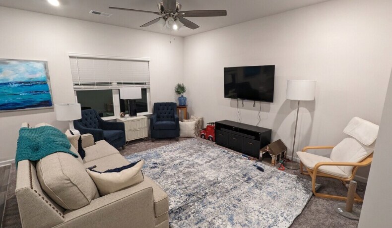 Building Photo - Room in House on Gala Ln